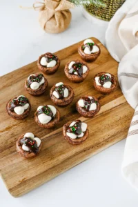 hot cocoa brownie bites with marshmallows and hot fudge on top