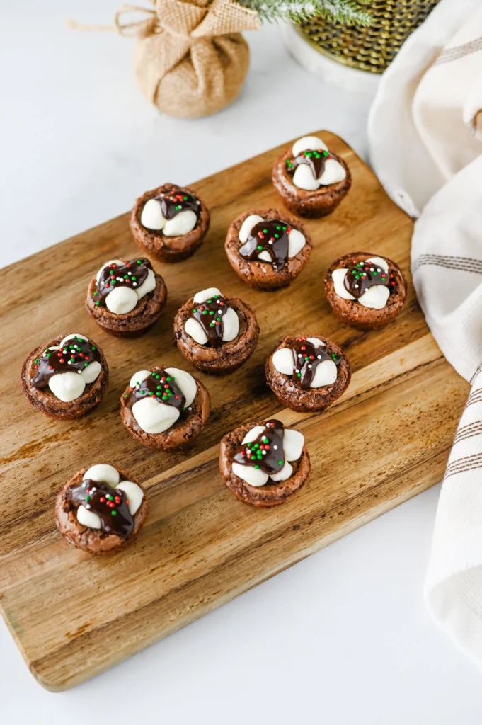 hot cocoa brownie bites with marshmallows and hot fudge on top