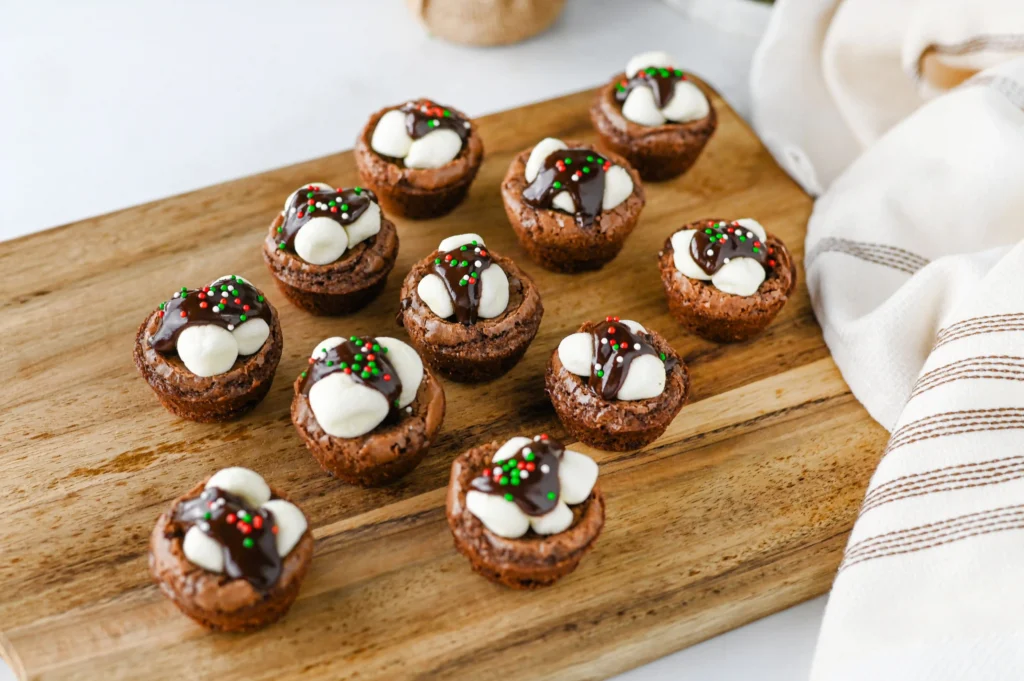 hot cocoa brownie bites with marshmallows and hot fudge on top