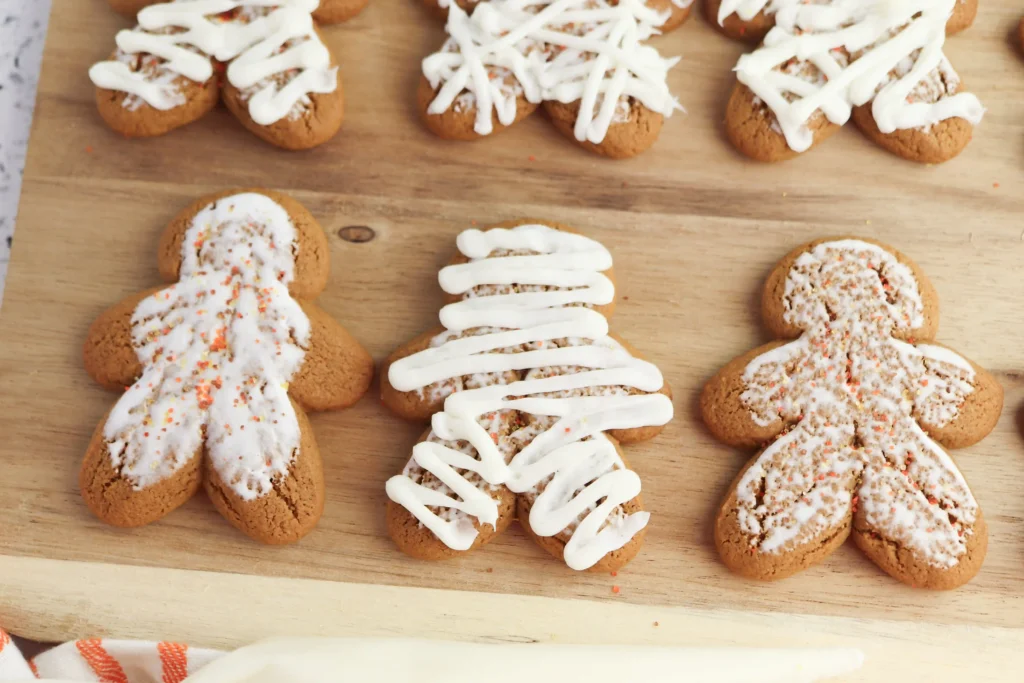 gingerbread cookies with white icing on them to look like mummies