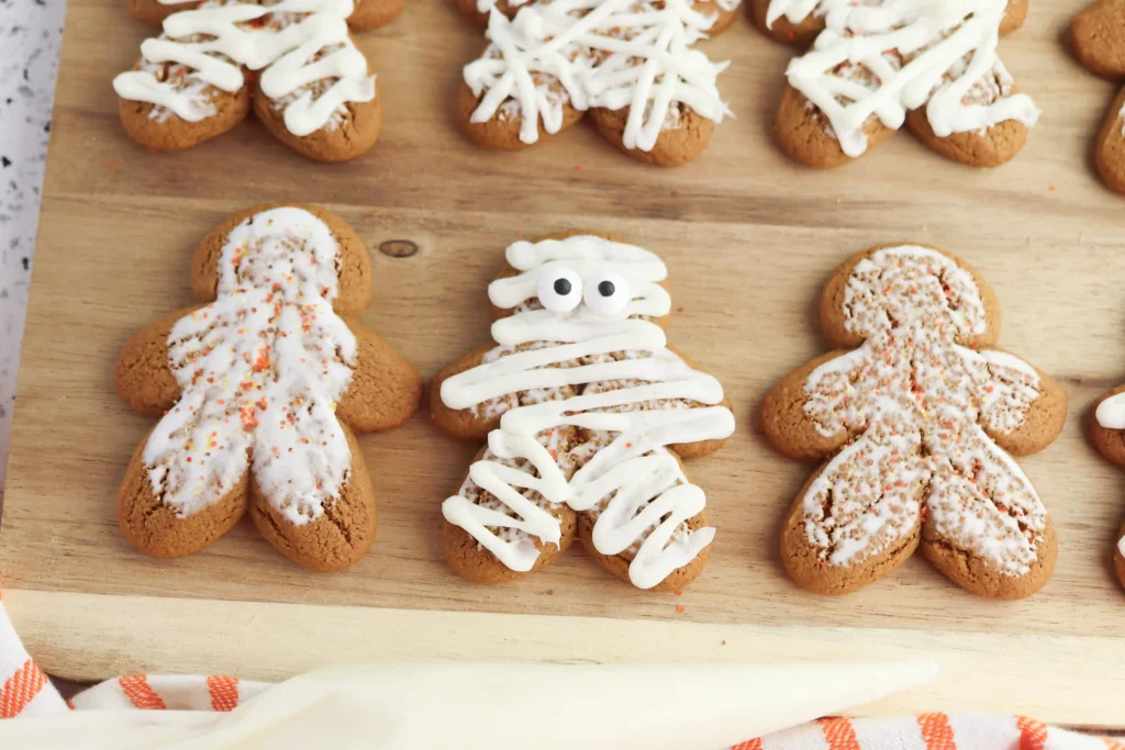 gingerbread cookies with icing on them to look like mummies