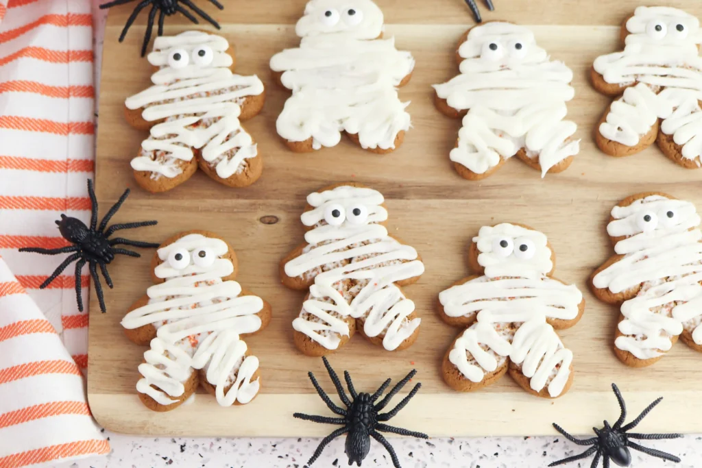 gingerbread cookies with icing on them to look like mummies