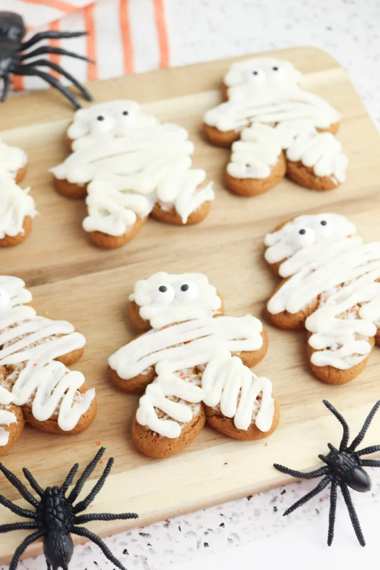 gingerbread cookies with icing on them to look like mummies