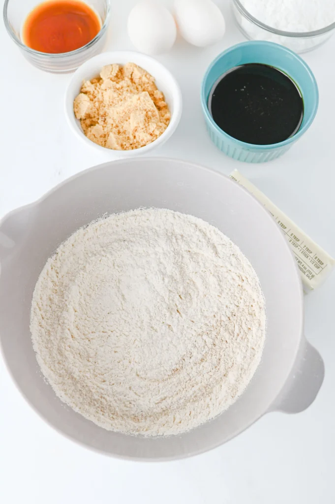 flour, baking soda, ginger, nutmeg, and salt in a bowl