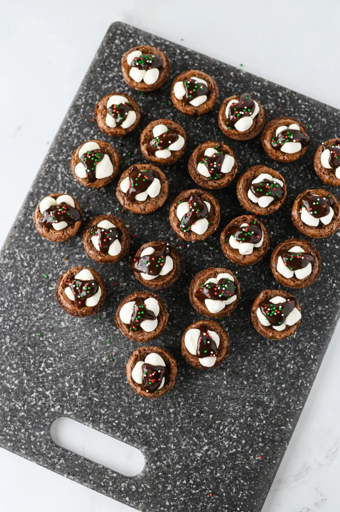 hot cocoa brownie bites with marshmallows and hot fudge on top