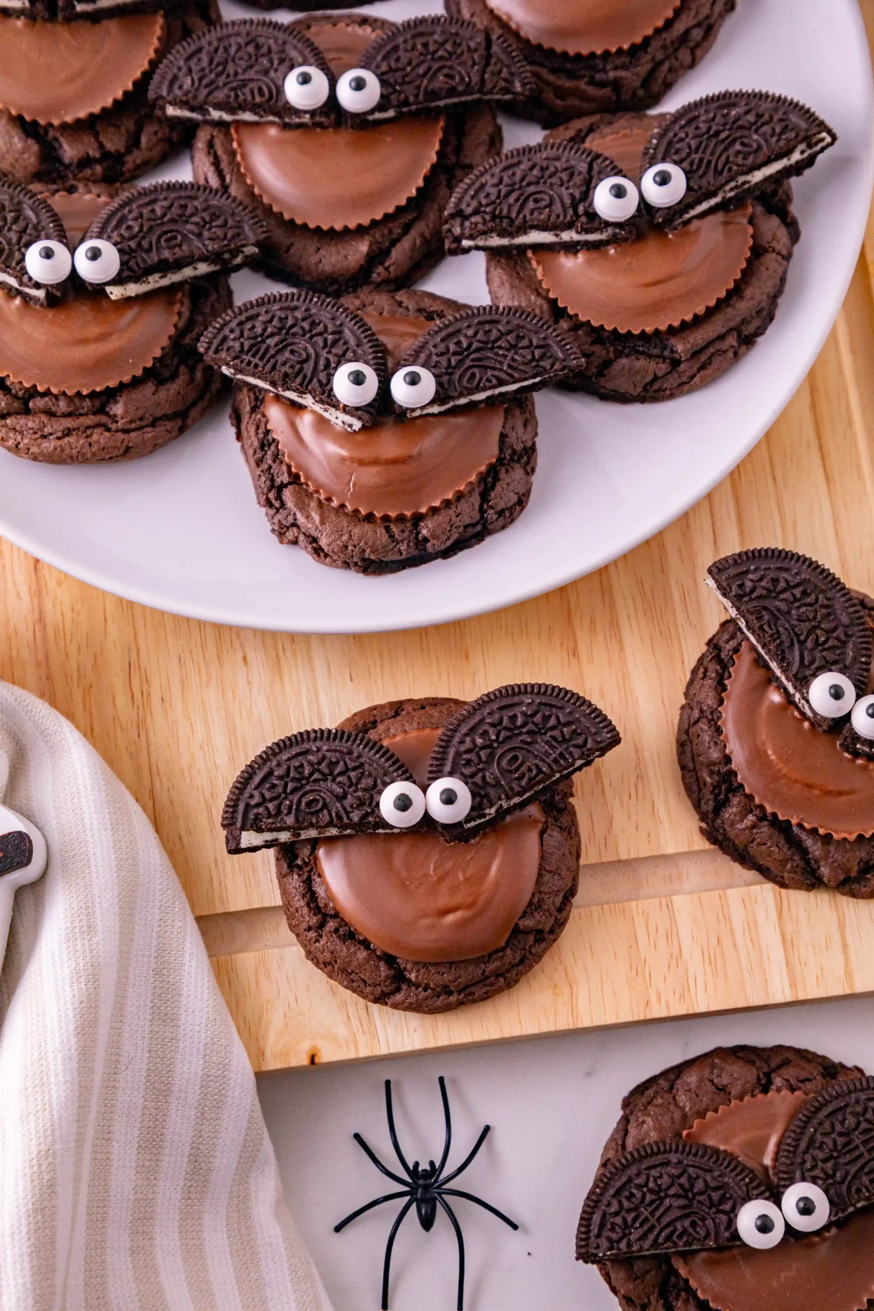 reese's and oreos on top of a chocolate cookie to look like a bat